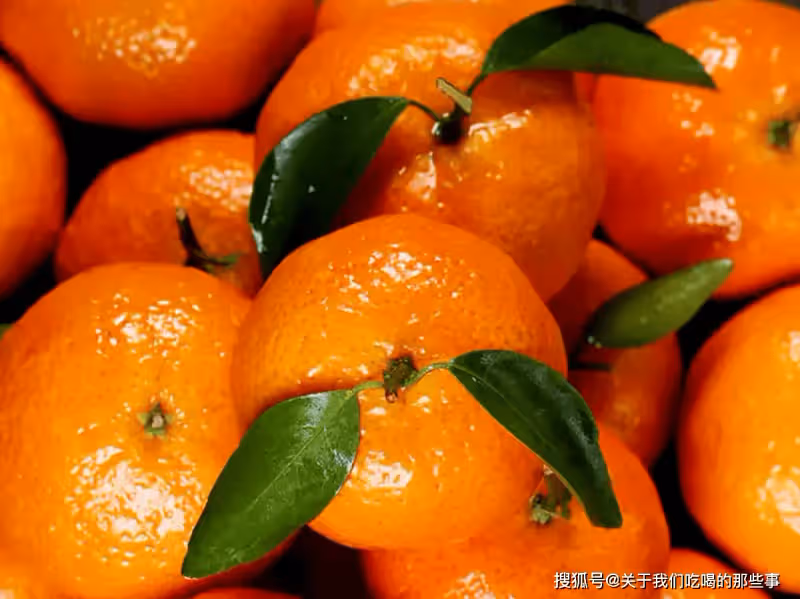 買砂糖橘,挑帶葉的還是不帶葉的?看準「3處」,砂糖橘鮮甜多汁
