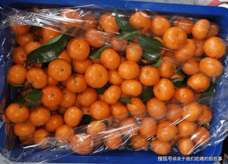 買砂糖橘,挑帶葉的還是不帶葉的?看準「3處」,砂糖橘鮮甜多汁