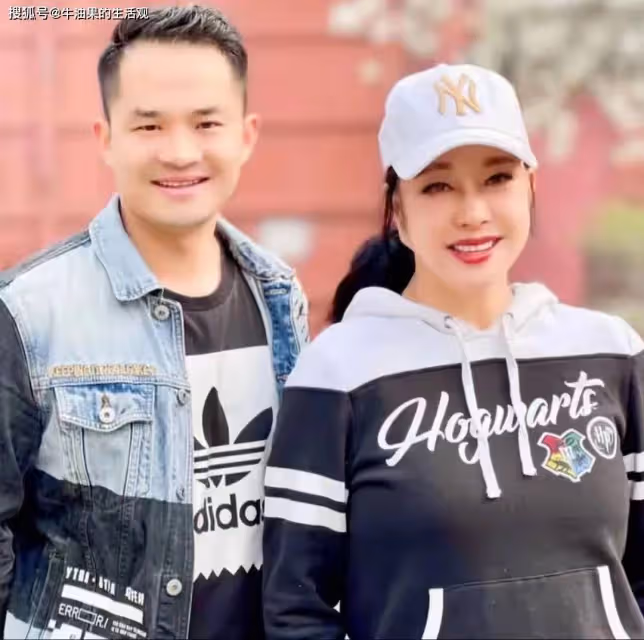 劉曉慶小38歲前男友直播討債504萬,被拋棄後得了抑鬱症老十歲