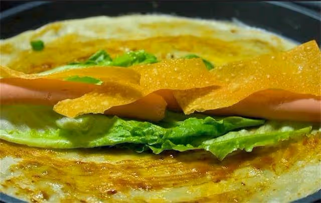 樓下賣了20年的煎餅果子,昨天跟阿姨請教了做法,配方比例超詳細