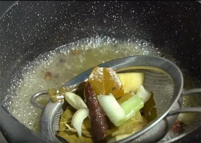 樓下賣了20年的煎餅果子,昨天跟阿姨請教了做法,配方比例超詳細
