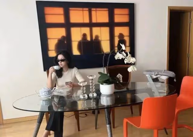 朱珠家內景曝光,家中擺滿名畫藝術品文化感超強,房子不大但溫馨
