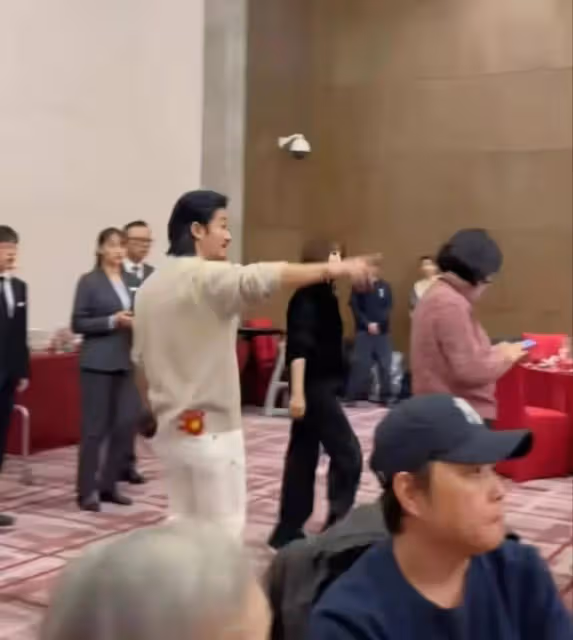 吳京父親過壽,酒席隆重配茅台排場大,網友:吳京謝楠穿的有問題