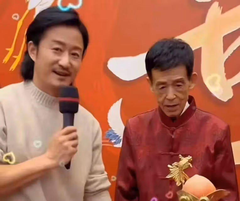 吳京父親過壽,酒席隆重配茅台排場大,網友:吳京謝楠穿的有問題