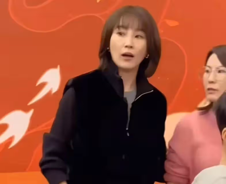 吳京父親過壽,酒席隆重配茅台排場大,網友:吳京謝楠穿的有問題