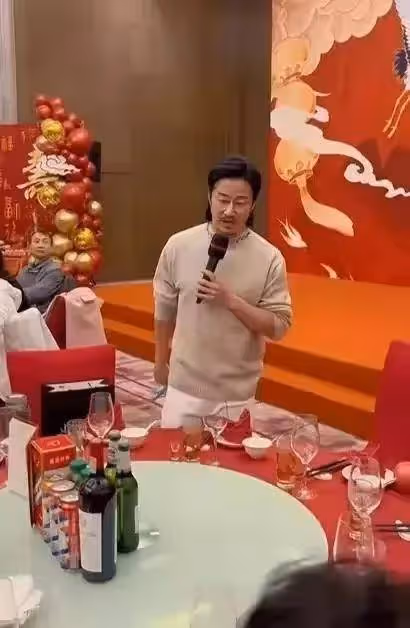 吳京父親過壽,酒席隆重配茅台排場大,網友:吳京謝楠穿的有問題