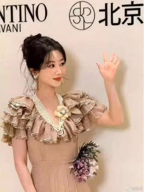 楊紫演繹貴氣千金!雪膚玉貌優雅美得讓人窒息