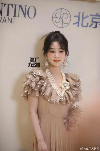楊紫演繹貴氣千金!雪膚玉貌優雅美得讓人窒息