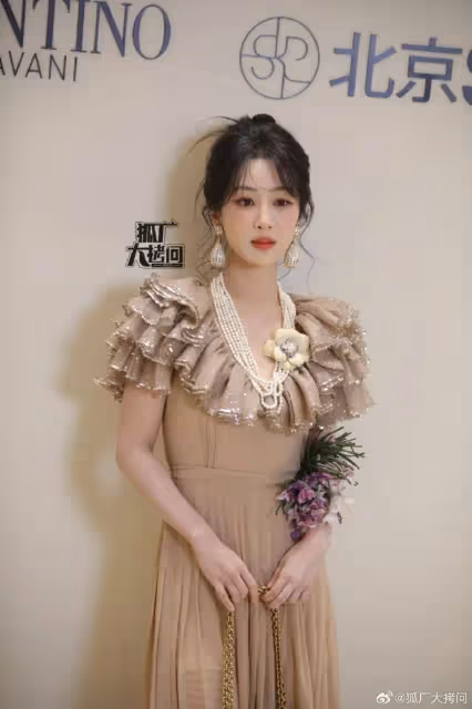 楊紫演繹貴氣千金!雪膚玉貌優雅美得讓人窒息