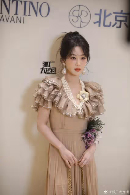 楊紫演繹貴氣千金!雪膚玉貌優雅美得讓人窒息