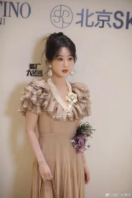 楊紫演繹貴氣千金!雪膚玉貌優雅美得讓人窒息