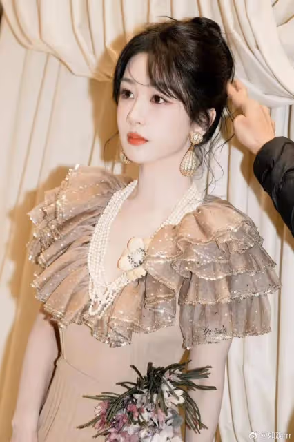 楊紫演繹貴氣千金!雪膚玉貌優雅美得讓人窒息
