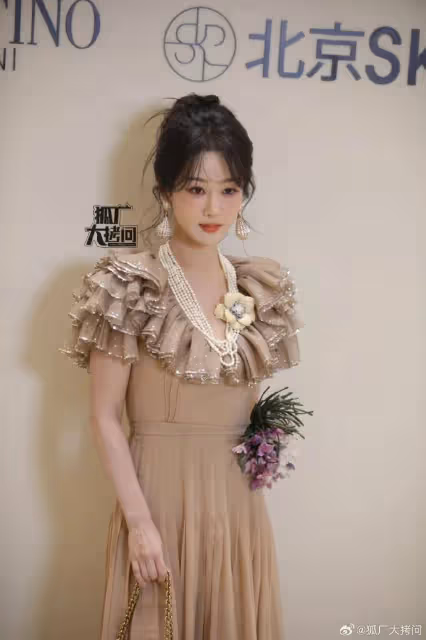 楊紫演繹貴氣千金!雪膚玉貌優雅美得讓人窒息