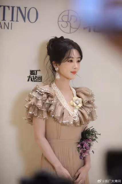楊紫演繹貴氣千金!雪膚玉貌優雅美得讓人窒息