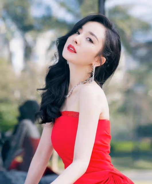 當紅女星楊冪各類性感寫真!膚白貌美魔鬼身材絕對火辣