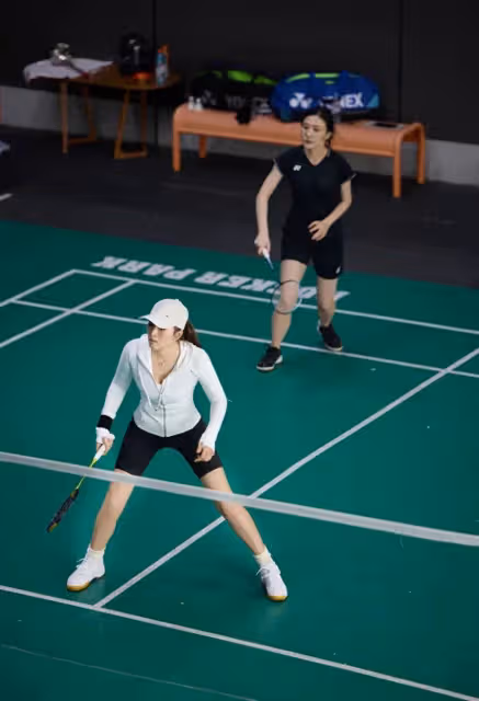 58歲鞏俐曬運動照,身材完美緊實狀態超好運動感十足,本人顯年輕