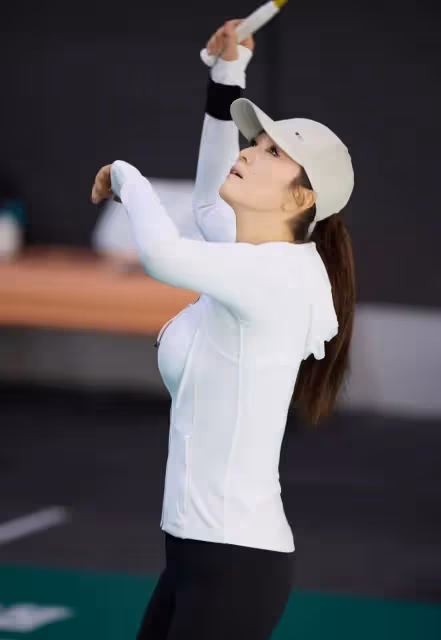 58歲鞏俐曬運動照,身材完美緊實狀態超好運動感十足,本人顯年輕