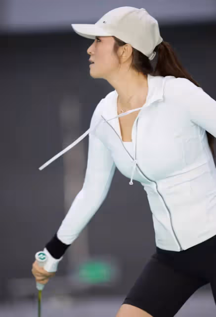 58歲鞏俐曬運動照,身材完美緊實狀態超好運動感十足,本人顯年輕