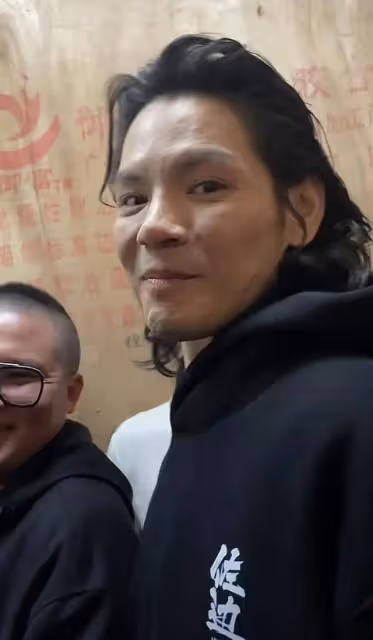 網友餐廳偶遇向佐,和朋友吃飯超開心,私下打扮正常毫無明星架子