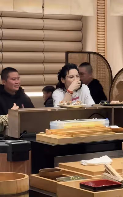 網友餐廳偶遇向佐,和朋友吃飯超開心,私下打扮正常毫無明星架子