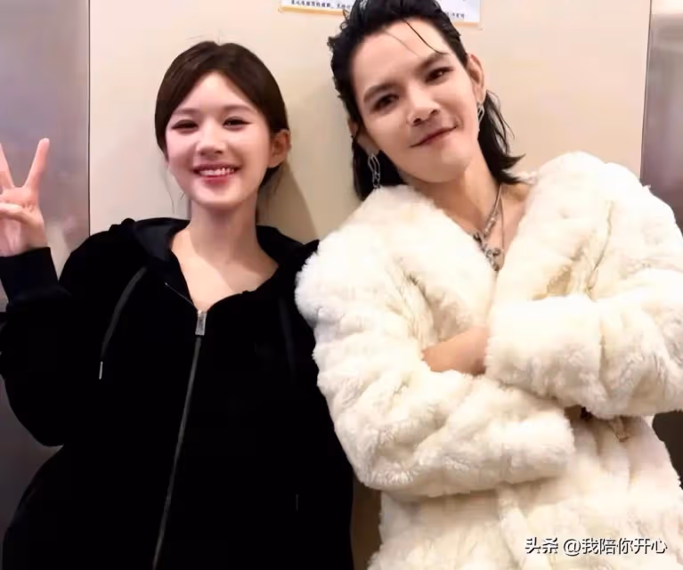 向佐郭碧婷同台穿女裝,夫妻秒變閨蜜!網友:咋看起來向佐更嫵媚