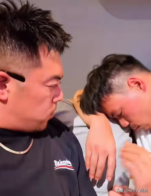 三隻羊頂流男網紅齊聚!燒香拜佛態度虔誠,嘴哥帳號已停更仨月