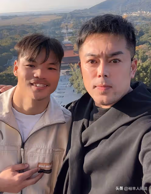 三隻羊頂流男網紅齊聚!燒香拜佛態度虔誠,嘴哥帳號已停更仨月