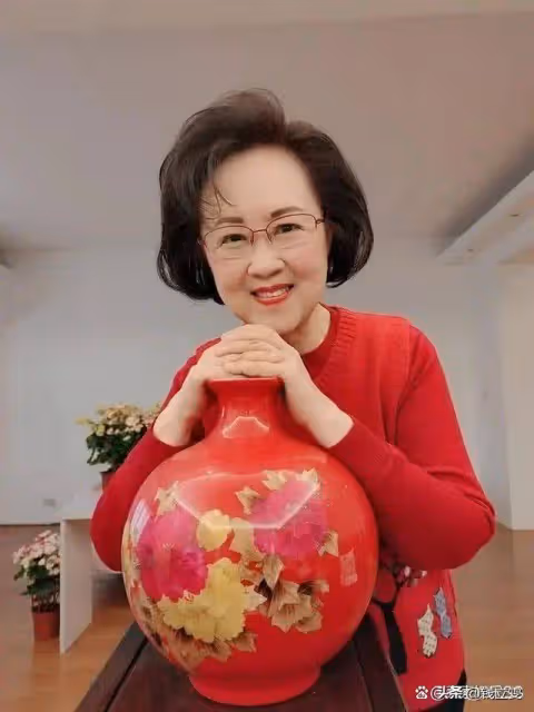 瓊瑤去世房子成凶宅,富豪鄰居紛紛搬離,多套房產降價急售!