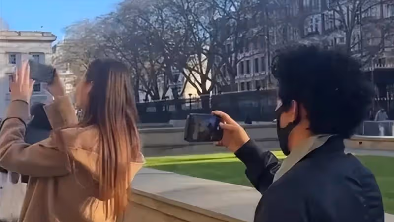 王寶強現身倫敦拍戲,女友馮清陪同,身高差明顯但難擋甜蜜氛圍!