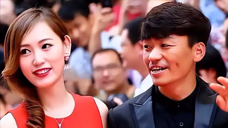 王寶強現身倫敦拍戲,女友馮清陪同,身高差明顯但難擋甜蜜氛圍!