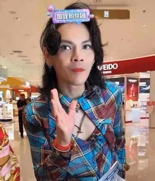 太火了!向佐找曉華剪髮,一百多萬人在線觀看,光洗頭就半個小時