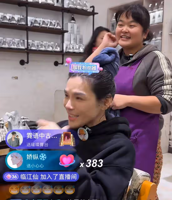 太火了!向佐找曉華剪髮,一百多萬人在線觀看,光洗頭就半個小時