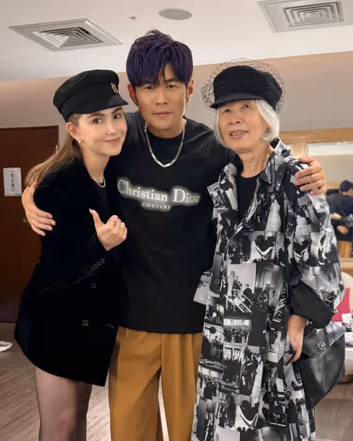 周杰倫大巨蛋後台走向她貼貼!昆凌曬「老婆視角」網:看到一片白