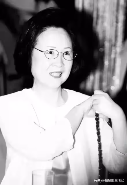 瓊瑤年輕時的照片曝光,柔情似水有幾分憂鬱,妥妥的古典美人