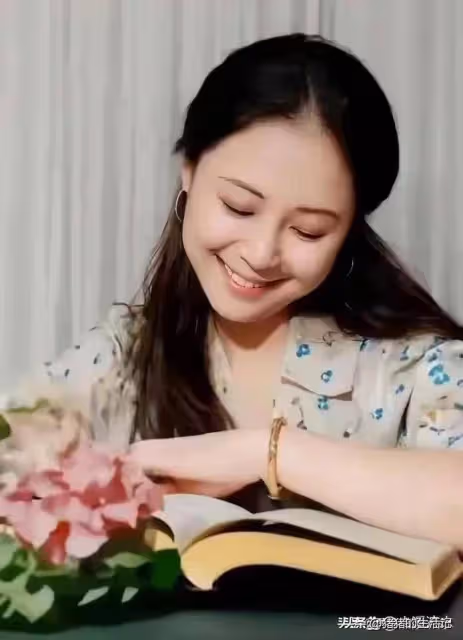 瓊瑤年輕時的照片曝光,柔情似水有幾分憂鬱,妥妥的古典美人