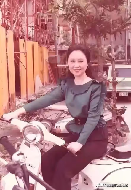 瓊瑤年輕時的照片曝光,柔情似水有幾分憂鬱,妥妥的古典美人
