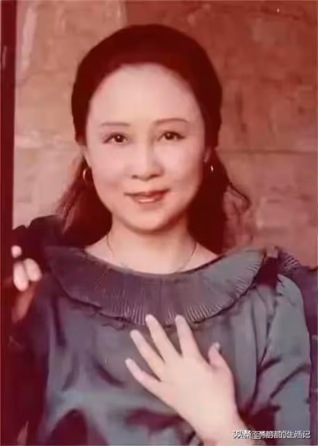 瓊瑤年輕時的照片曝光，柔情似水有幾分憂鬱，妥妥的古典美人