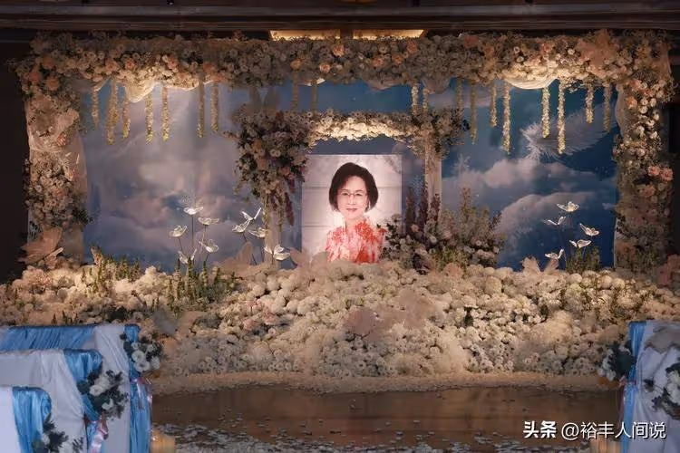瓊瑤遺體火化!三人吹笛子引領棺木,兒媳哭紅了眼繼子繼女未現身