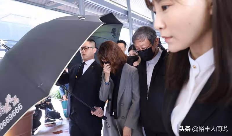 瓊瑤遺體火化!三人吹笛子引領棺木,兒媳哭紅了眼繼子繼女未現身