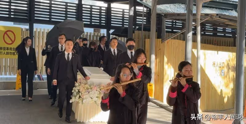 瓊瑤遺體火化!三人吹笛子引領棺木,兒媳哭紅了眼繼子繼女未現身
