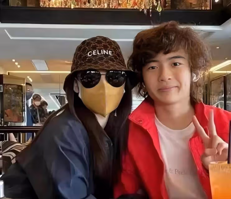 張柏芝大兒子罕露面,17歲長得和謝霆鋒一模一樣!可惜身高是短板