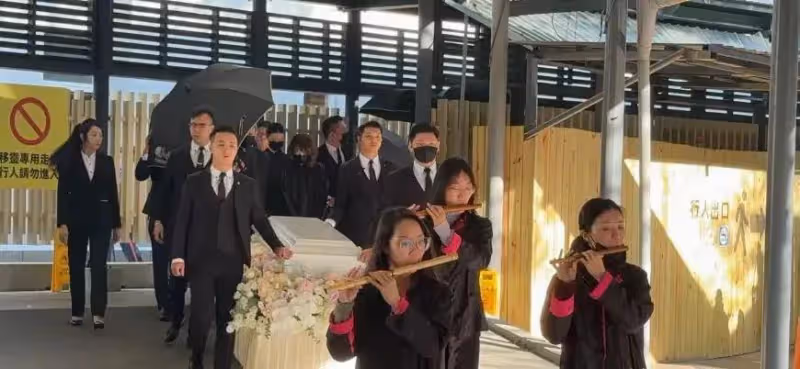 瓊瑤花葬現場！林心如俞小凡李翊君到場，兒媳何琇瓊成全家主心骨