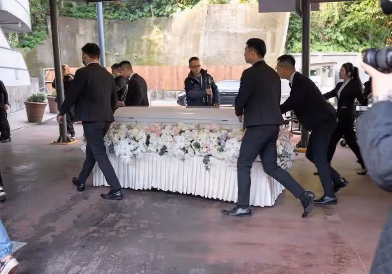 瓊瑤花葬現場！林心如俞小凡李翊君到場，兒媳何琇瓊成全家主心骨
