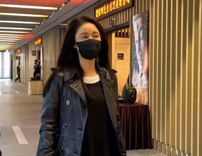 瓊瑤花葬現場！林心如俞小凡李翊君到場，兒媳何琇瓊成全家主心骨