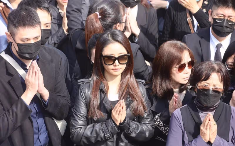 瓊瑤花葬現場!林心如俞小凡李翊君到場,兒媳何琇瓊成全家主心骨