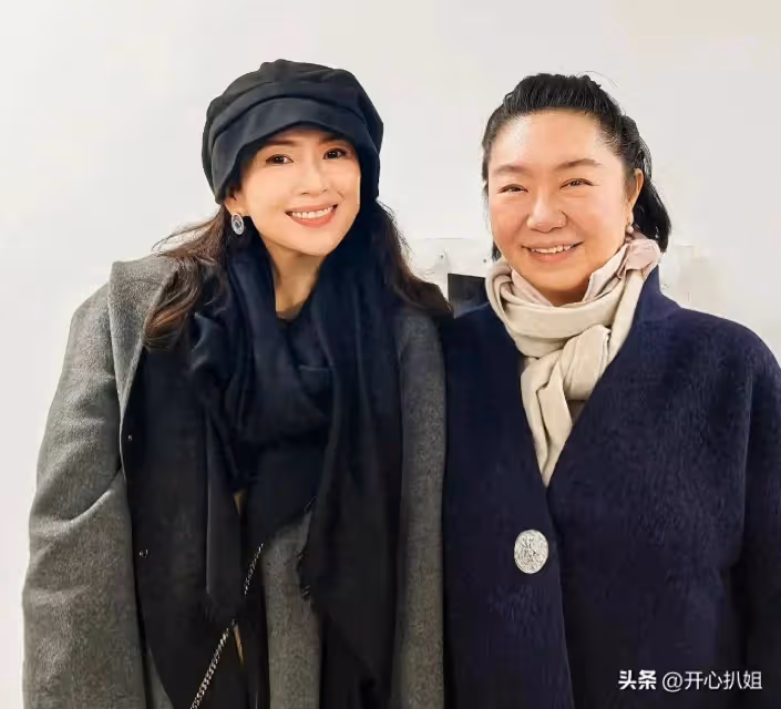 45歲章子怡看張藝興的話劇,素顏現身顏值回春,年輕了10歲太驚艷