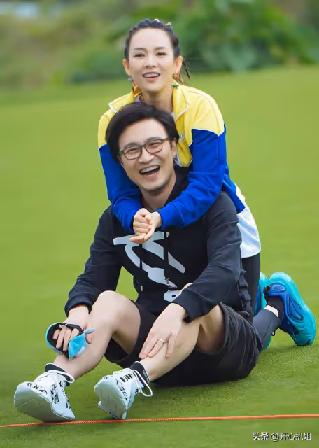 45歲章子怡看張藝興的話劇,素顏現身顏值回春,年輕了10歲太驚艷