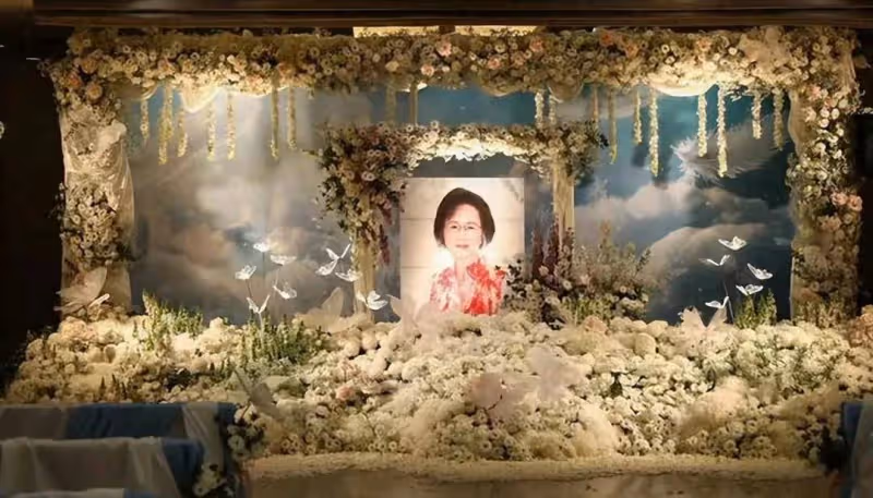 瓊瑤家祭布滿鮮花!林心如現身,趙薇送花籃,蔣勤勤陳建斌寫輓聯
