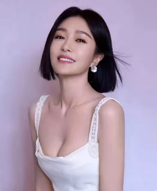當紅女星秦嵐各類靚麗寫真！膚白貌美魔鬼身材性感火辣