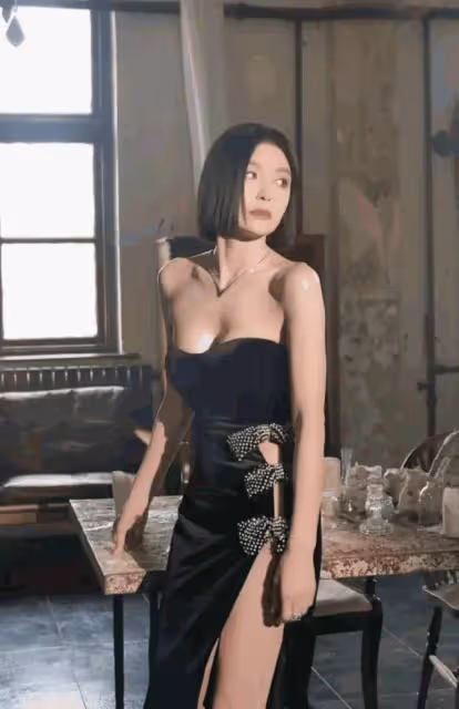 當紅女星秦嵐各類靚麗寫真！膚白貌美魔鬼身材性感火辣